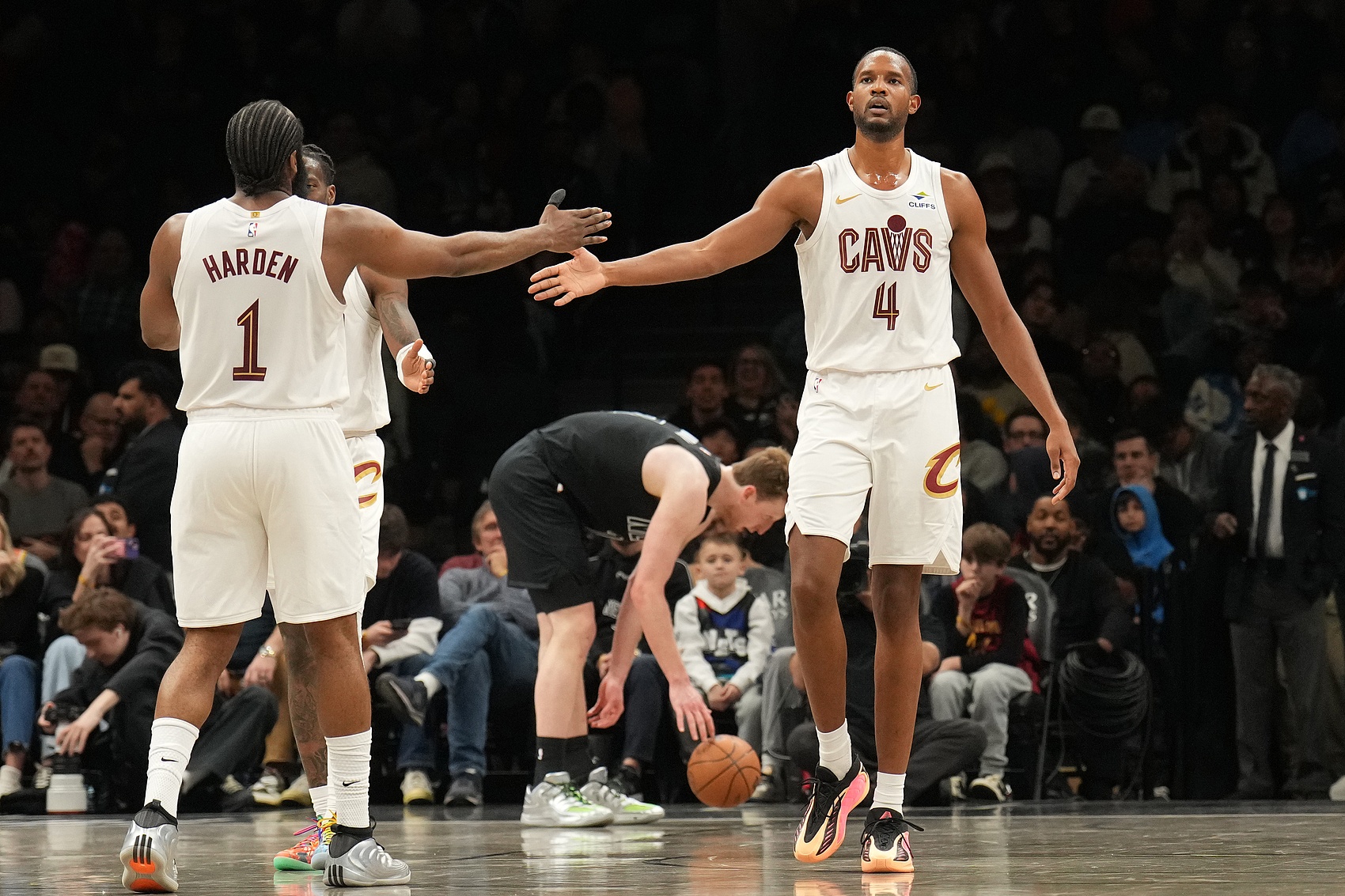 世界杯比赛直播平台-哈登加盟让骑士重燃信心！他和米切尔能否在季后赛各自实现突破？